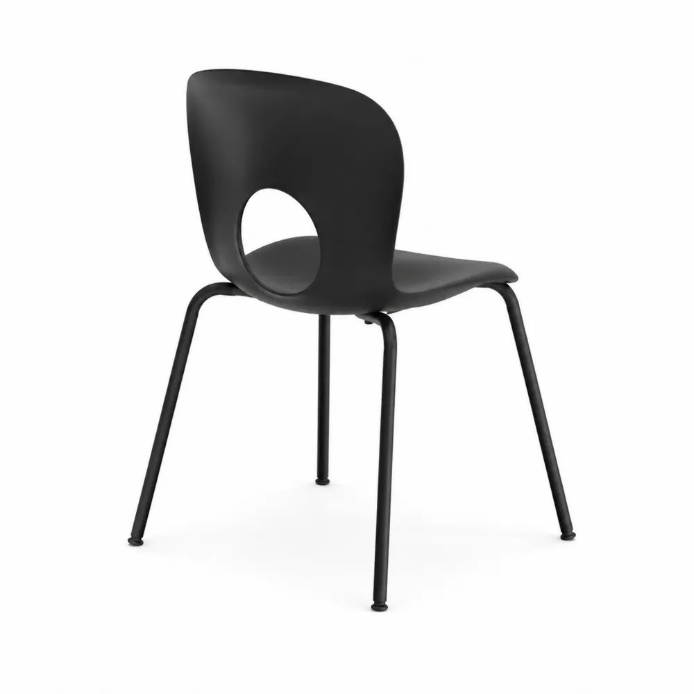 Chaise en plastique noire avec pieds en métal